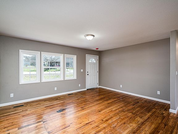 3rd image of 51 Diane St