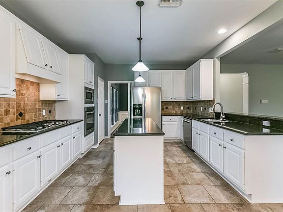 12x11 Kitchen - Plenty of room to cook up your favorite feast and have company. The large opening into the Family Room will come in handy for those hungry people watching a game.