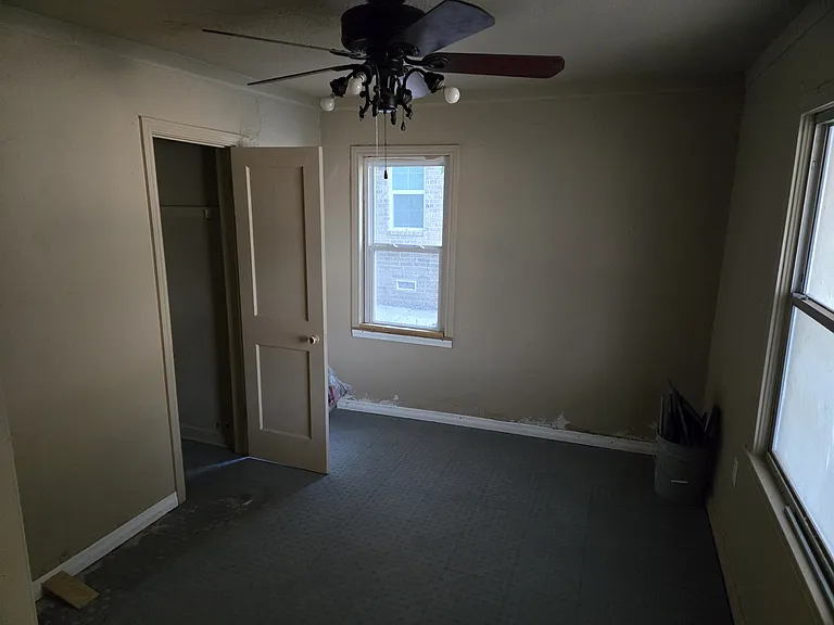 309 E Douglas Dr — Photo 8