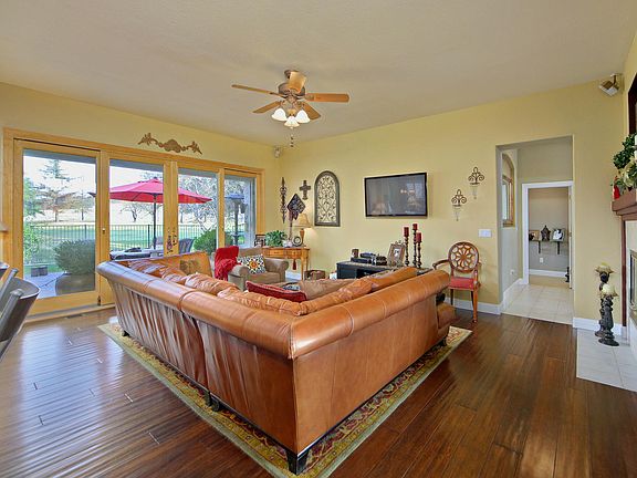 4th image of 15165 De La Pena Cir
