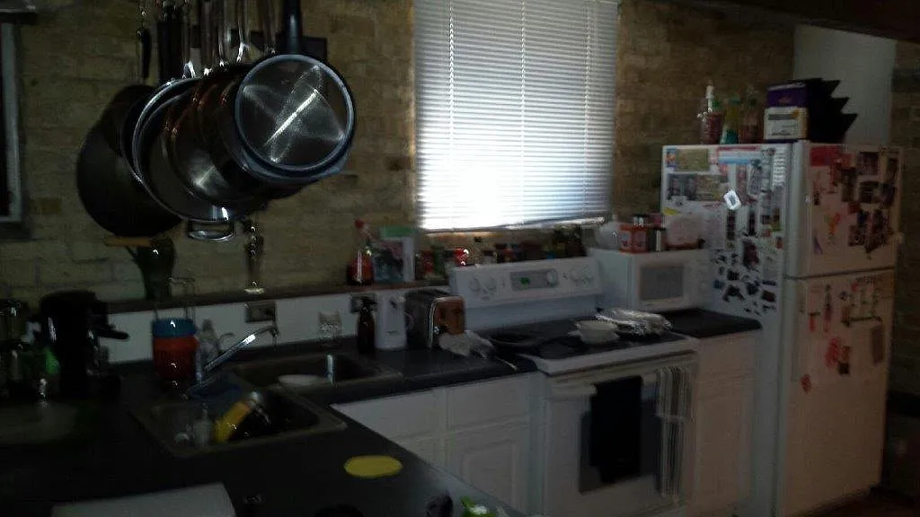 3 bed, 1400 sqft, $1,300 — Photo 2