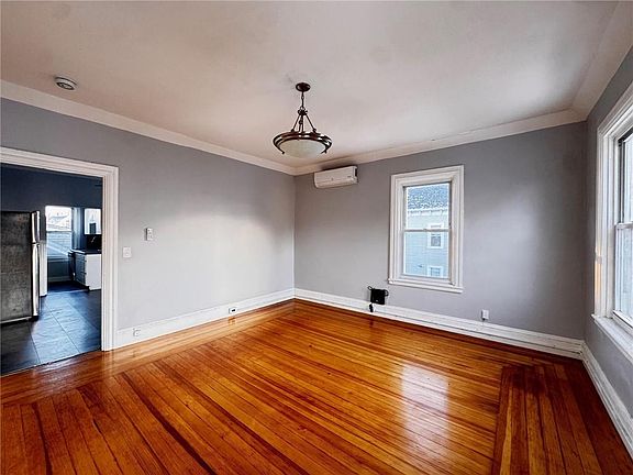 3rd image of 72 Courtland St Floor 2