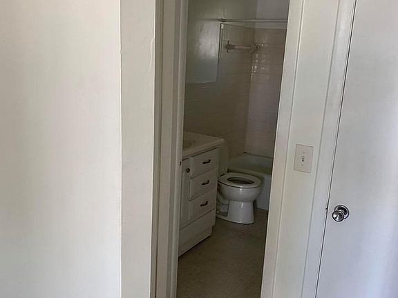 3rd image of 702 N L St APT 14