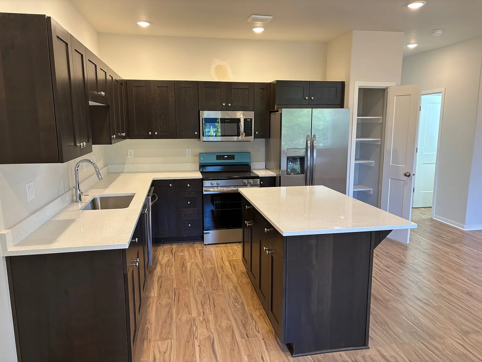 3 bed, 2.5 bath, 1608 sqft, $2,495 — Photo 4