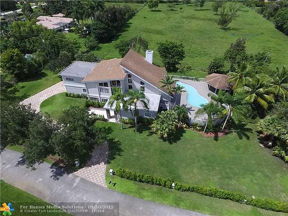 2nd image of 831 NW 122nd Ave