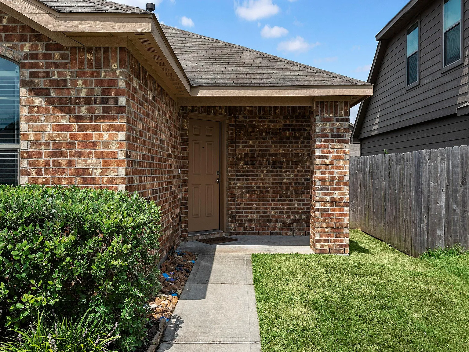 4 bed, 2.0 bath, 2067 sqft, $2,000 — Photo 2