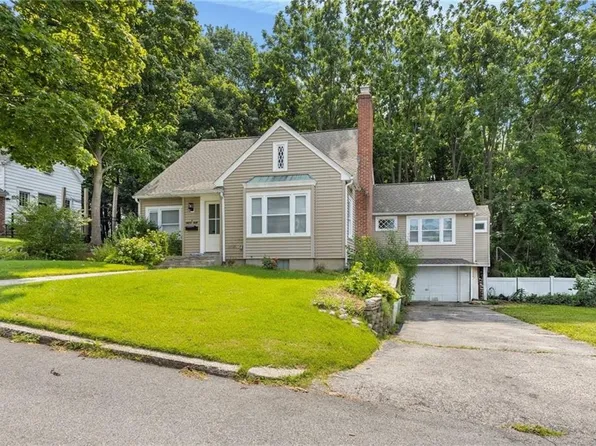 9 Country Pkwy, North Providence, RI 02911