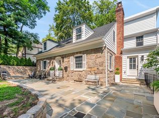 97 Station Rd, Great Neck, NY 11023