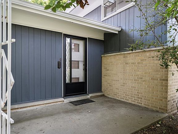 3rd image of 2550 Wilmette Ave