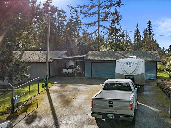 Detached Garage w/ 2 car carport attached