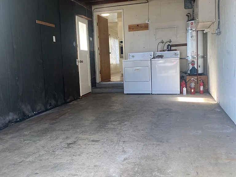 Oversized single car garage with washer/dryer