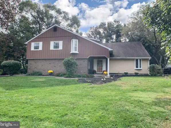 56 Black Rock Dr, Holland, PA 18966