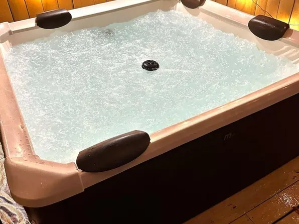 1089 Longshore Dr, Anniston, AL 36206