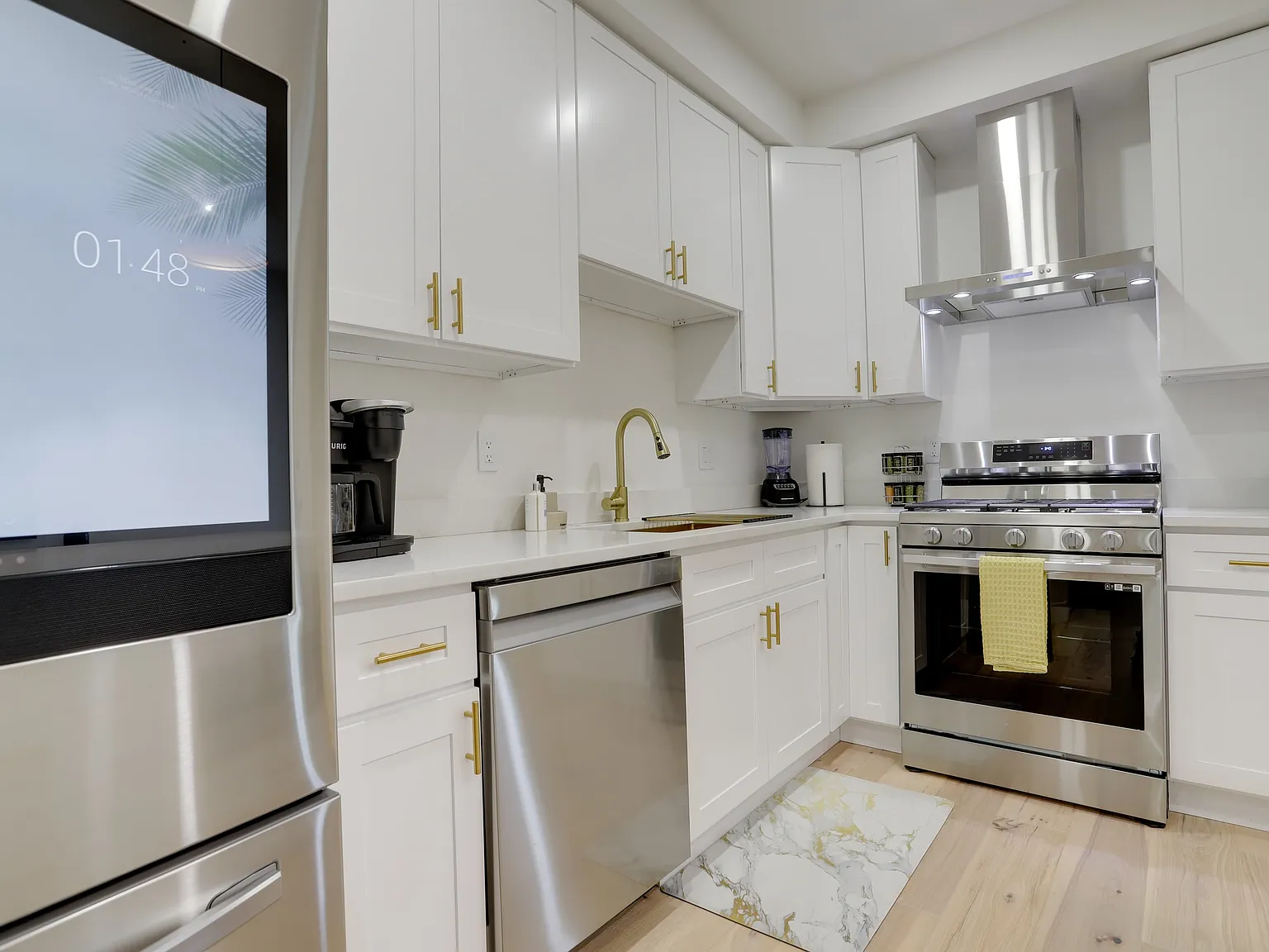 4 bed, 2.5 bath, 1400 sqft, $7,500 — Photo 2