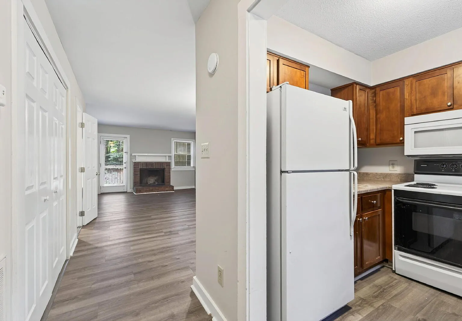 2 bed, 1.5 bath, 992 sqft, $1,395 — Photo 3