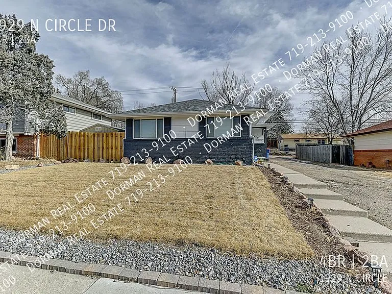 1929 N Circle Dr — Photo 1