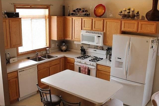 Great Kitchen with bar!