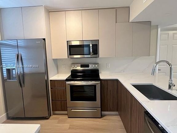 2nd image of 1506 Whitehall Dr APT 204