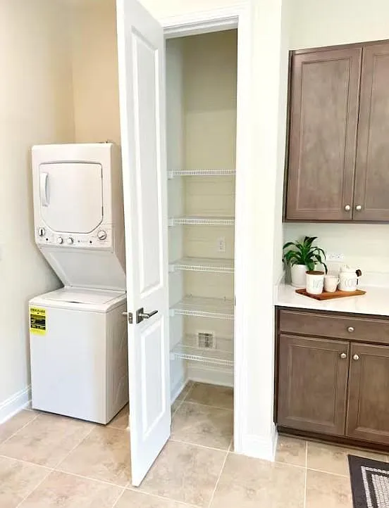 2 bed, 1.0 bath, 2376 sqft, $1,118 — Photo 3
