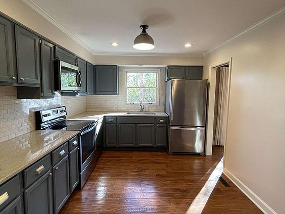 3rd image of 1515 E Franklin St APT 27