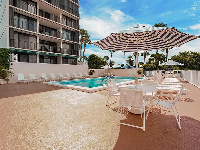 225 Beach Rd #205 — Photo 42