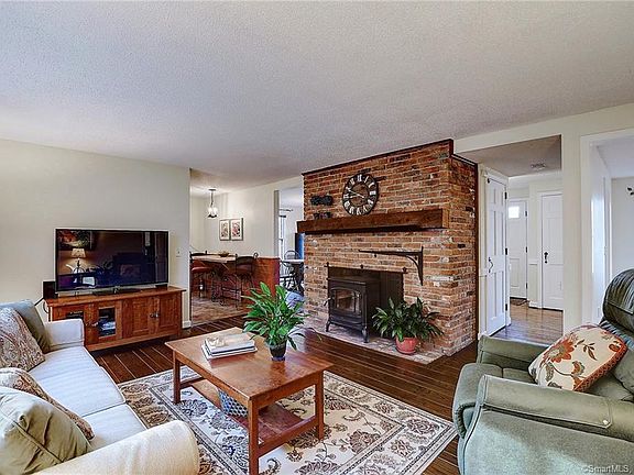 5th image of 408 Weir St