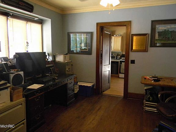 4th image of 1046 Courtney St NW