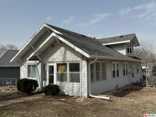 925 9th St, Fairbury, NE 68352