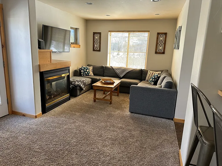 424 Wolf Park Ln — Photo 2