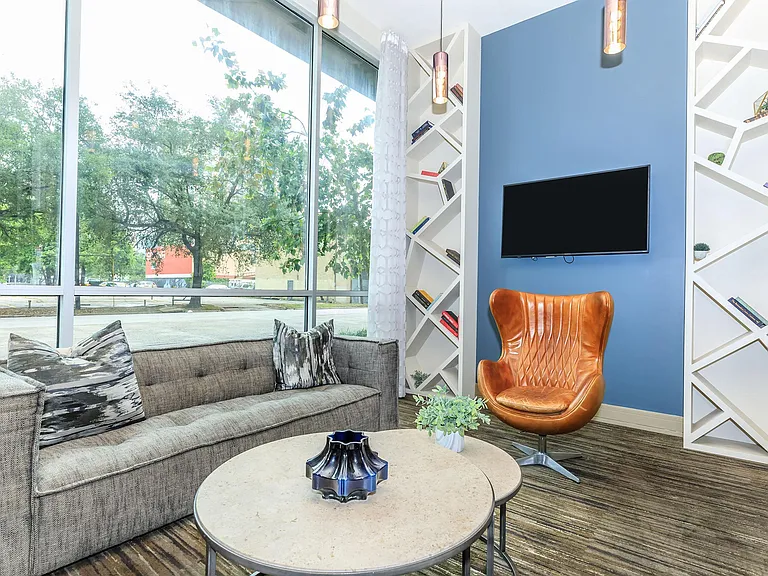 1711 Caroline — Photo 14