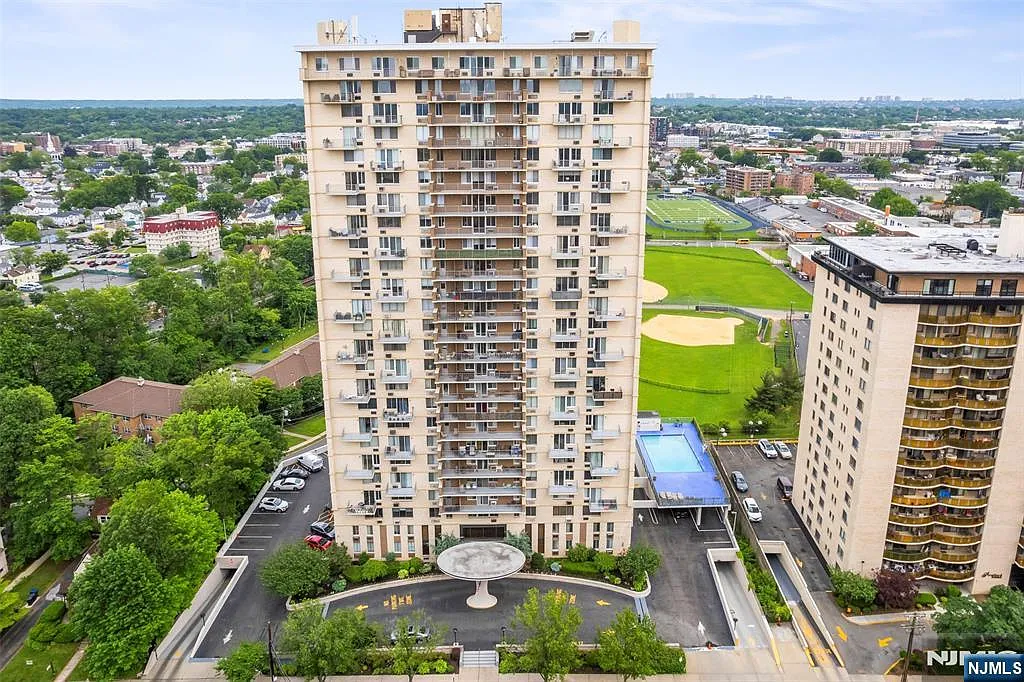160 Overlook Ave APT 3C photo 1