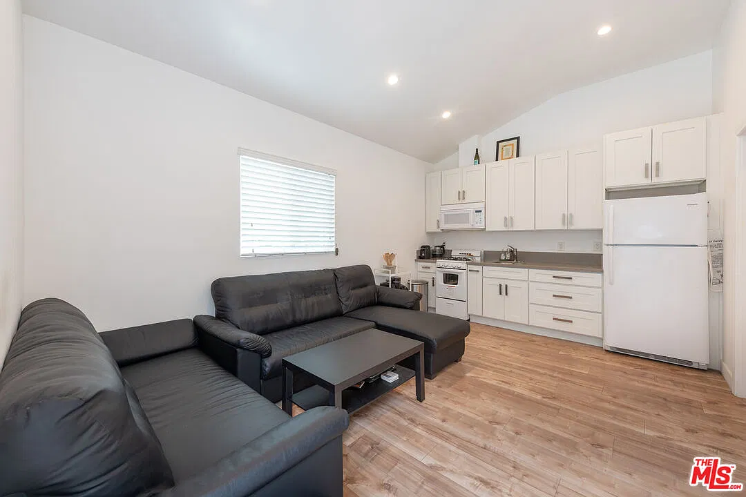 1 bed, 1.0 bath, 500 sqft, $2,000 — Photo 2