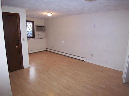 2nd image of 187 Great Rd APT A5