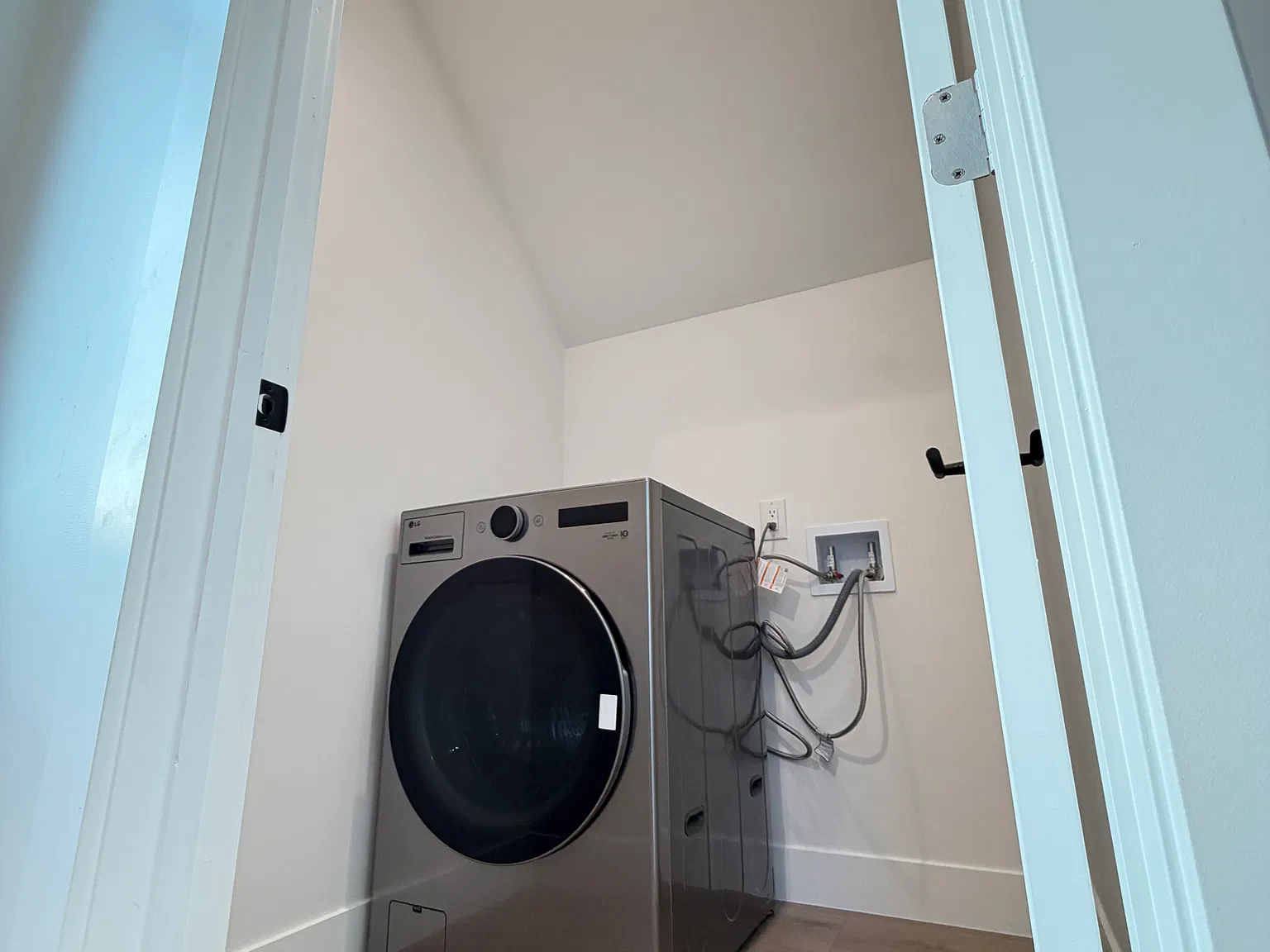 1 bed, 700 sqft, $2,300 — Photo 4