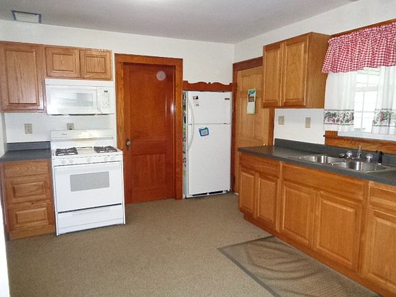 3rd image of 400 Thompson St