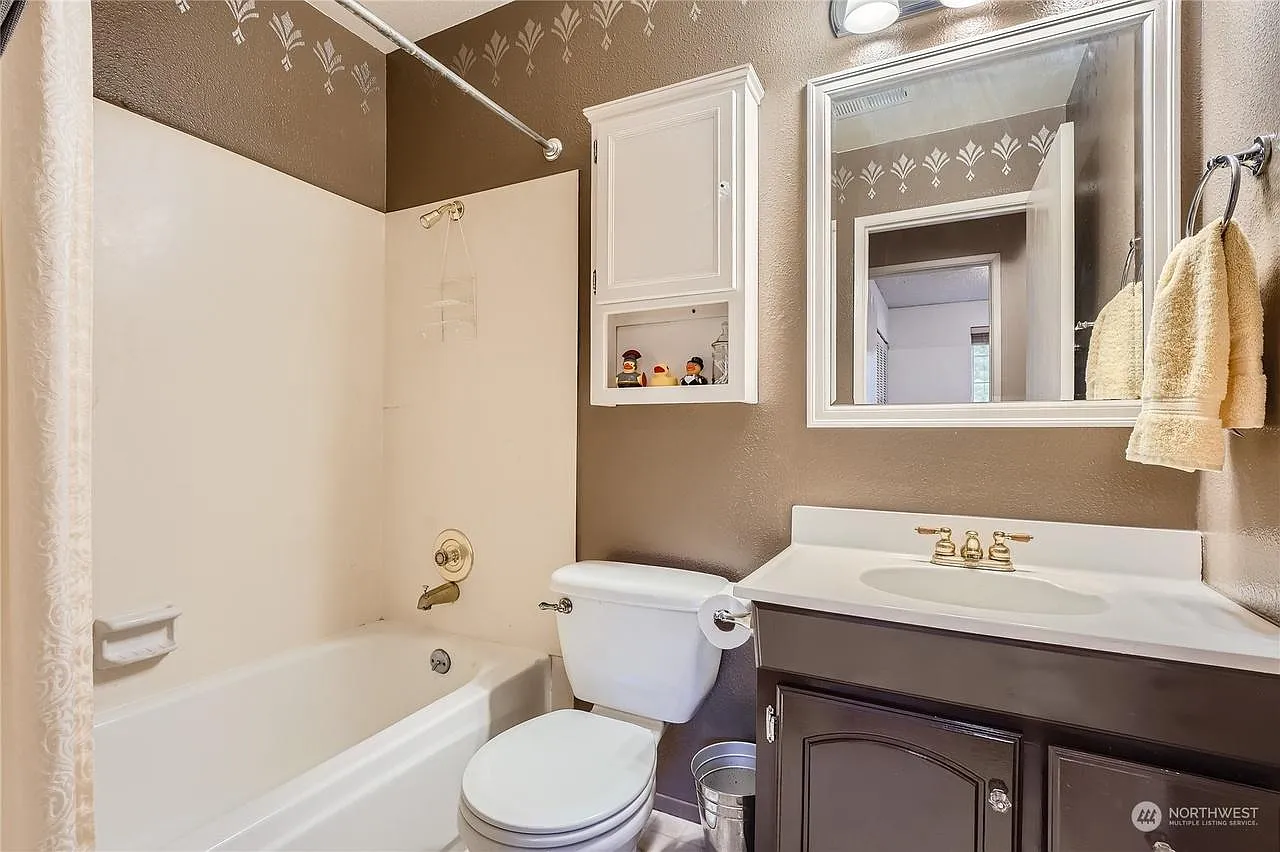 3 bed, 1382 sqft, $3,220 — Photo 3