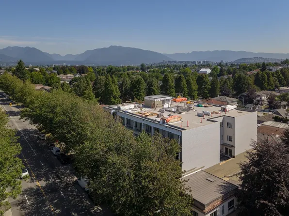 2250 Nanaimo St #405, Vancouver, BC V5N 5C9