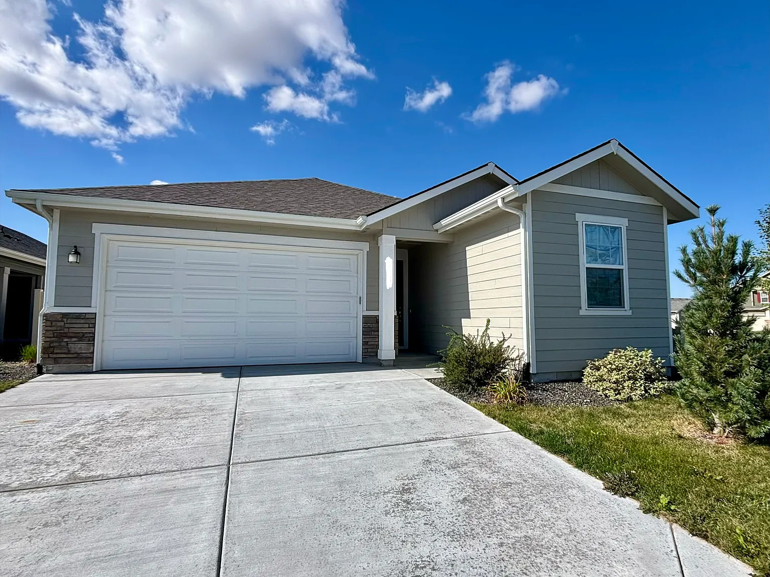 4137 S Graycliff Way — Photo 1
