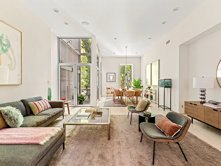 240 E 61st St #1 — Photo 6