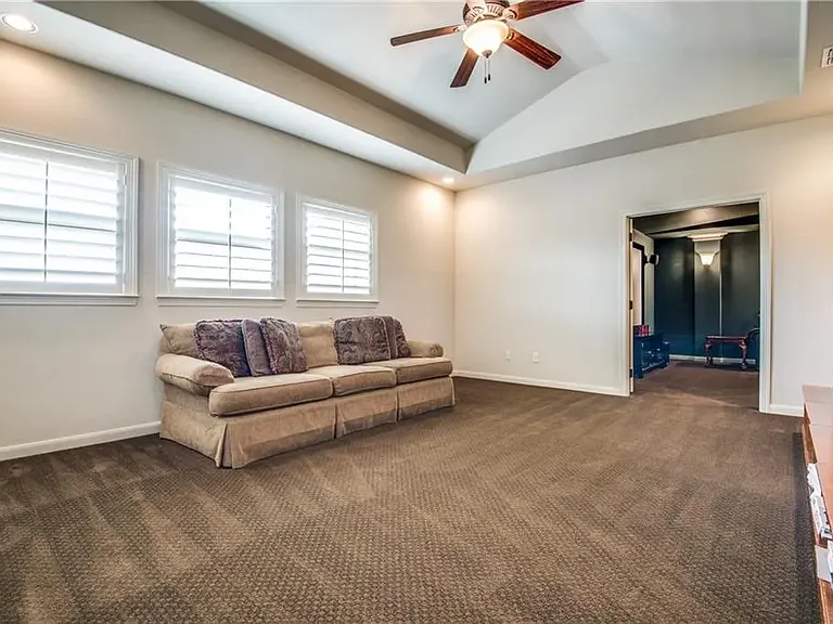 580 Butchart Dr — Photo 32