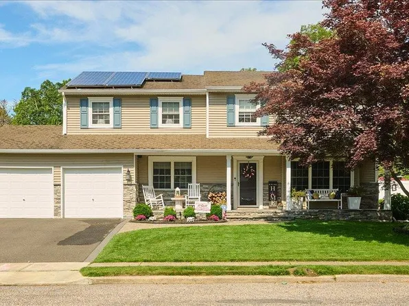326 Singingwood Drive, Holbrook, NY 11741
