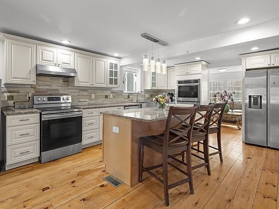 4th image of 555 Webster St