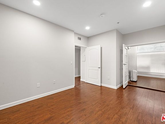 3rd image of 1037 S Fedora St #403