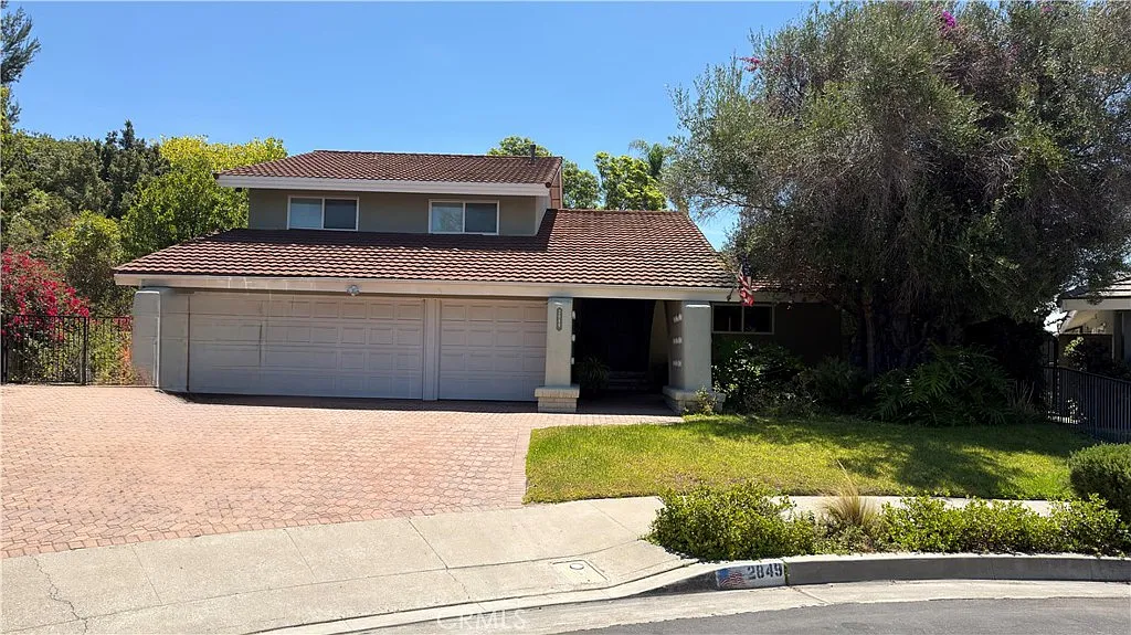 4 bed, 2320 sqft, $6,000 — Photo 1