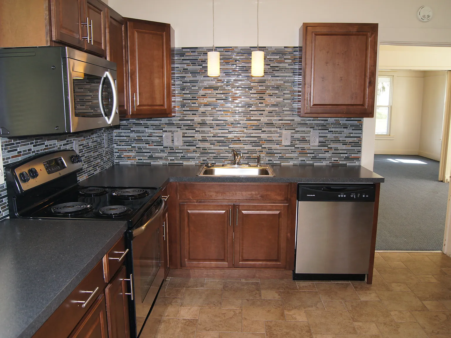 5 bed, $4,650 — Photo 3