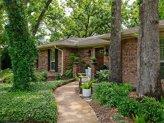 3rd image of 1003 Rose Cir