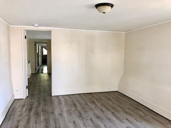 Living room (view 2) (6'9" ceiling).