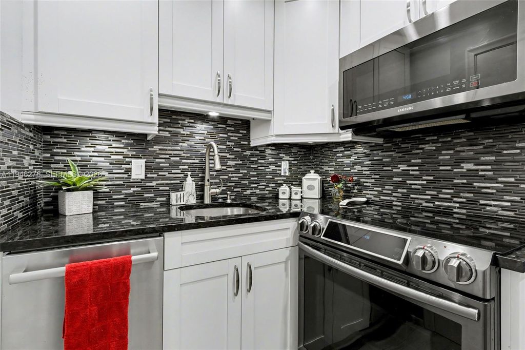 412 S Cypress Rd APT 222, photo 3