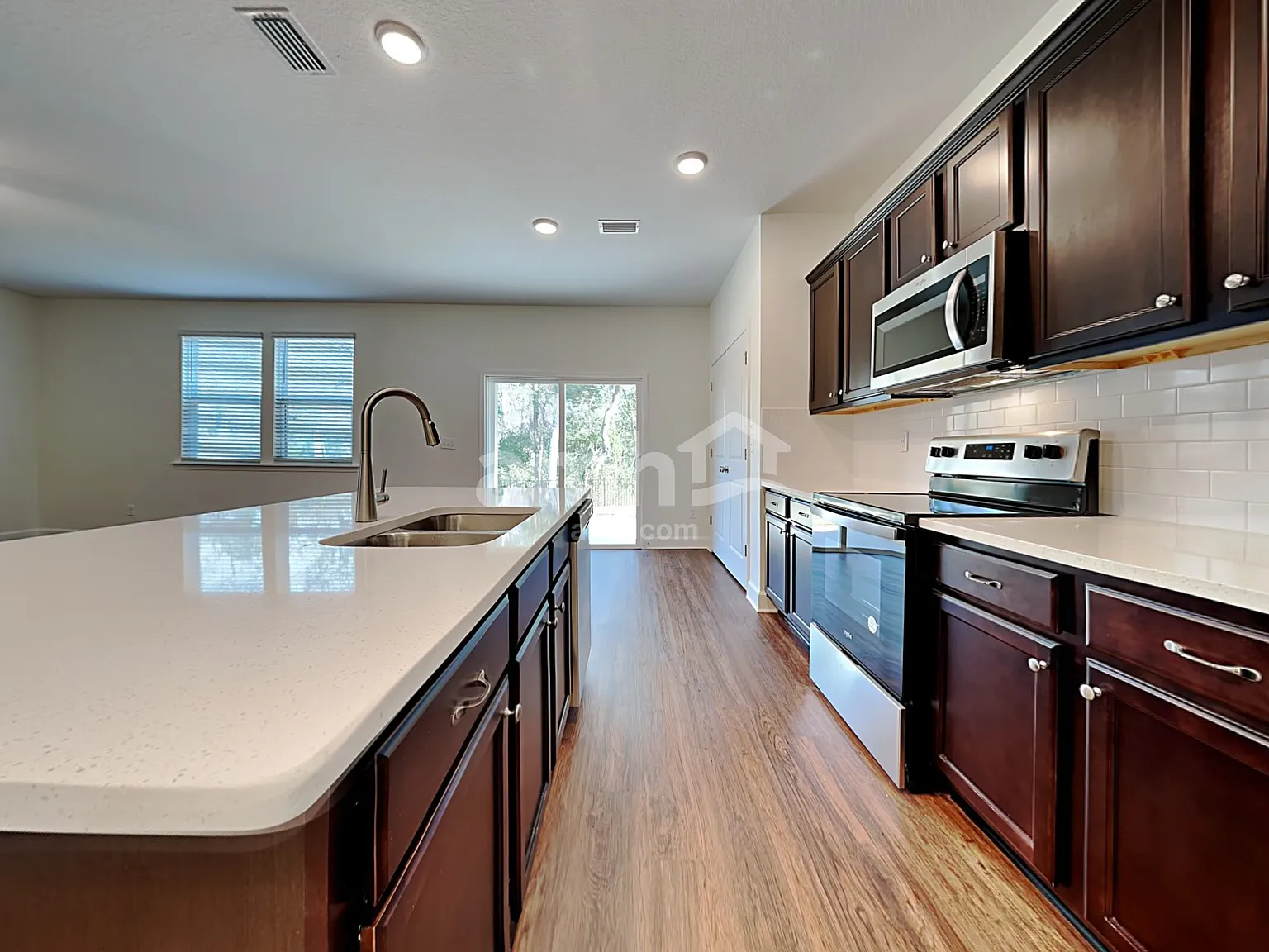 4 bed, 2.5 bath, 1977 sqft, $2,315 — Photo 3