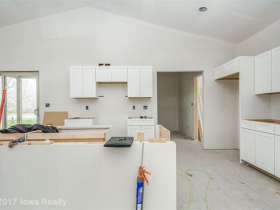 5th image of 810 Eagle Creek Blvd SW